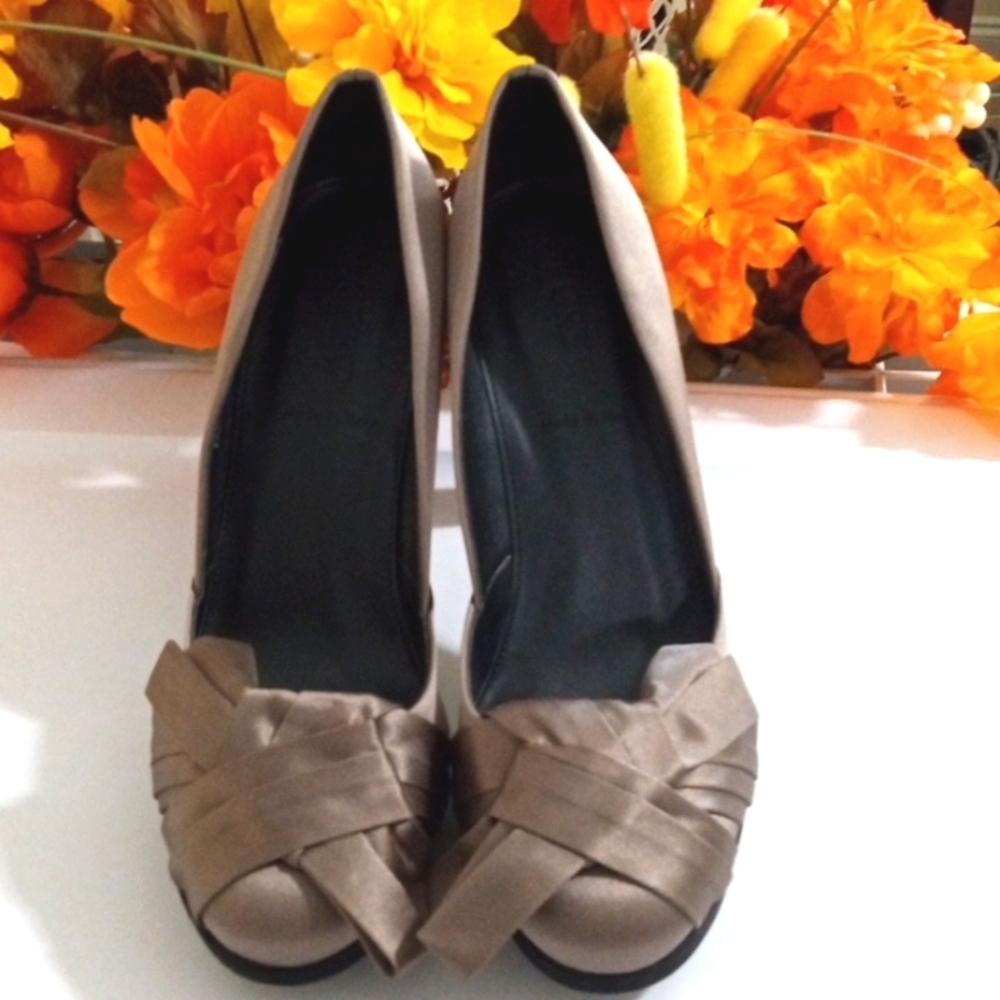 J. CREW GRAY BROWN CHAMPAGNE SATIN RIBBON BOW 3 INCH PLATFORM PUMPS SIZE 7 NWOT - Picture 2 of 8